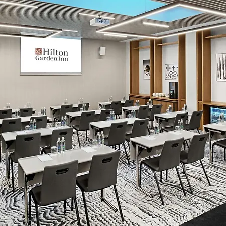 Hilton Garden Centre Hotell